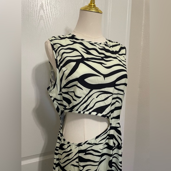 SHEIN Black and White Asymmetrical Bodycon Dress - Picture 5 of 10